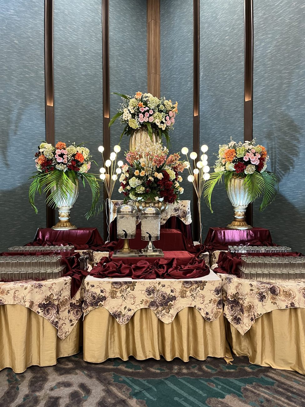 Meja sajian prasmanan